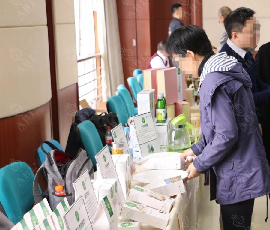 嘉宾们品尝糖尿病医学健康饮食