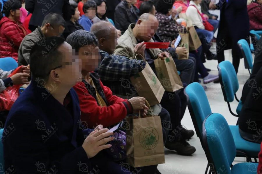 嘉宾们品尝糖尿病医学健康饮食