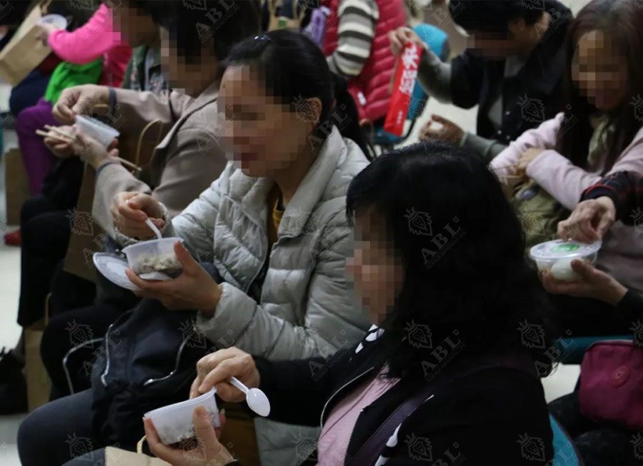 嘉宾们品尝糖尿病医学健康饮食